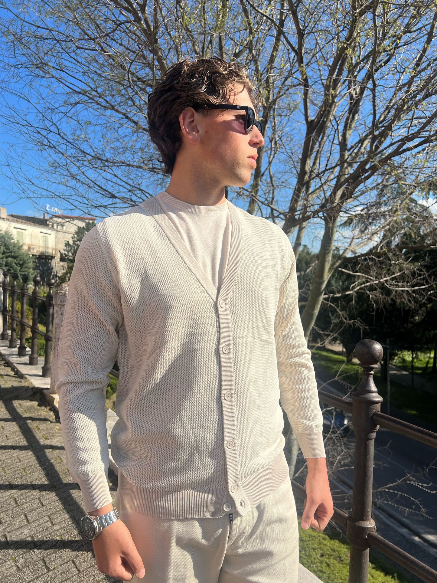 Cardigan Uomo in Cotone Leggero – Versatilità e Comfort di Stile