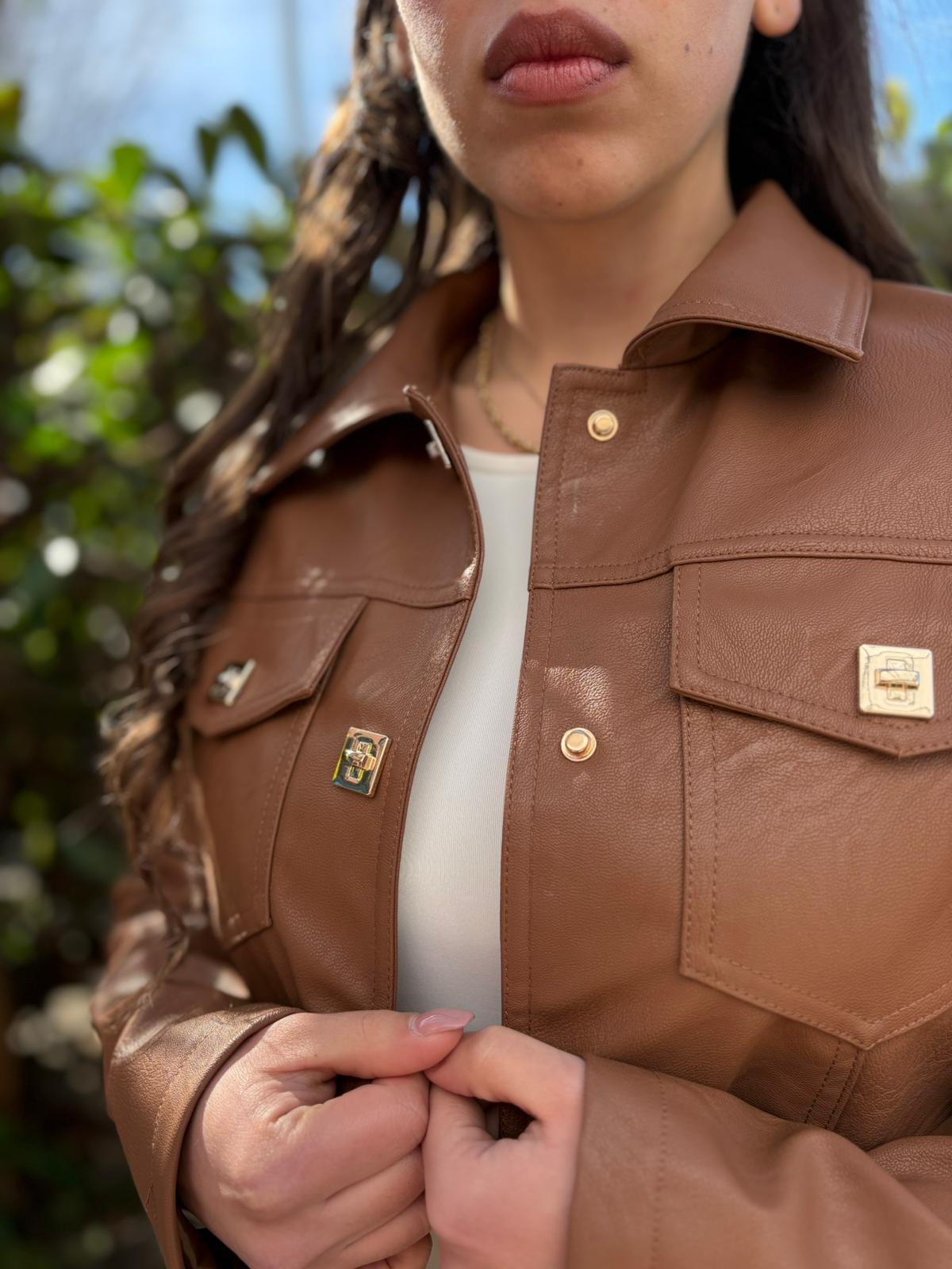 Giacca Donna in Eco Pelle con Rivetti Oro – Modello Camicia, Foderata