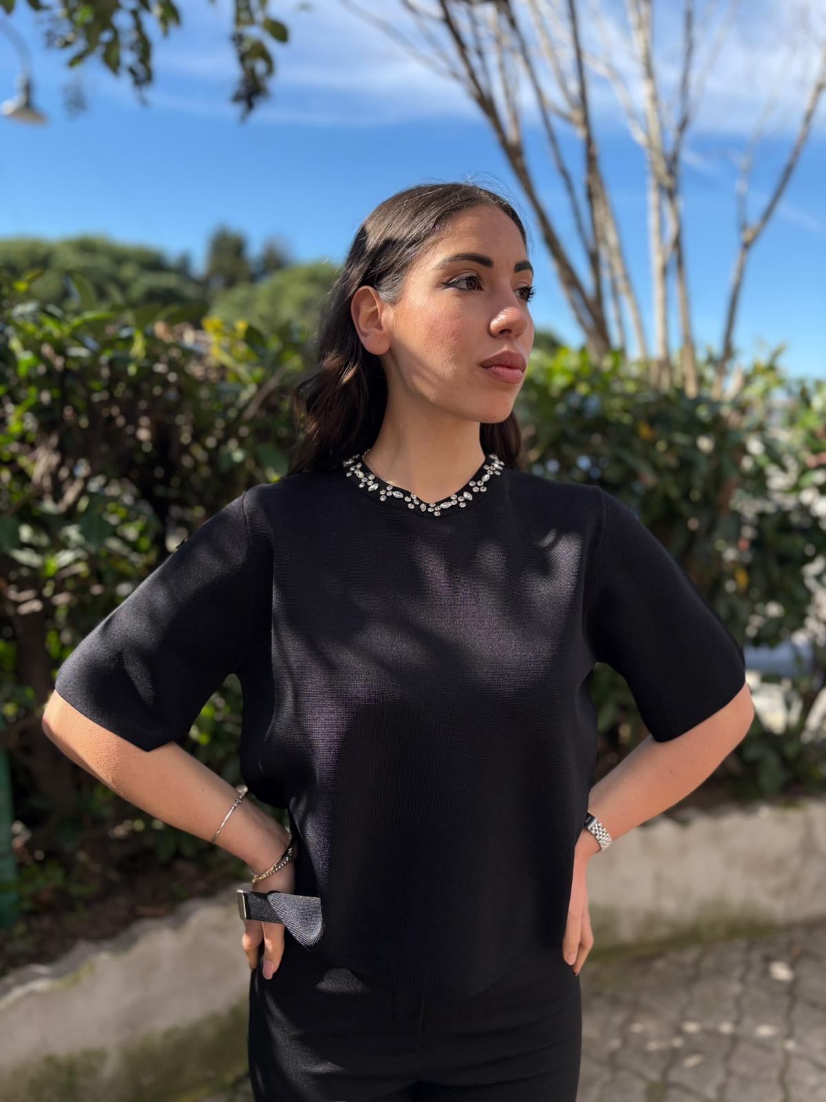 Maglia con apllicazioni effetto colier Mezza Manica – Donna