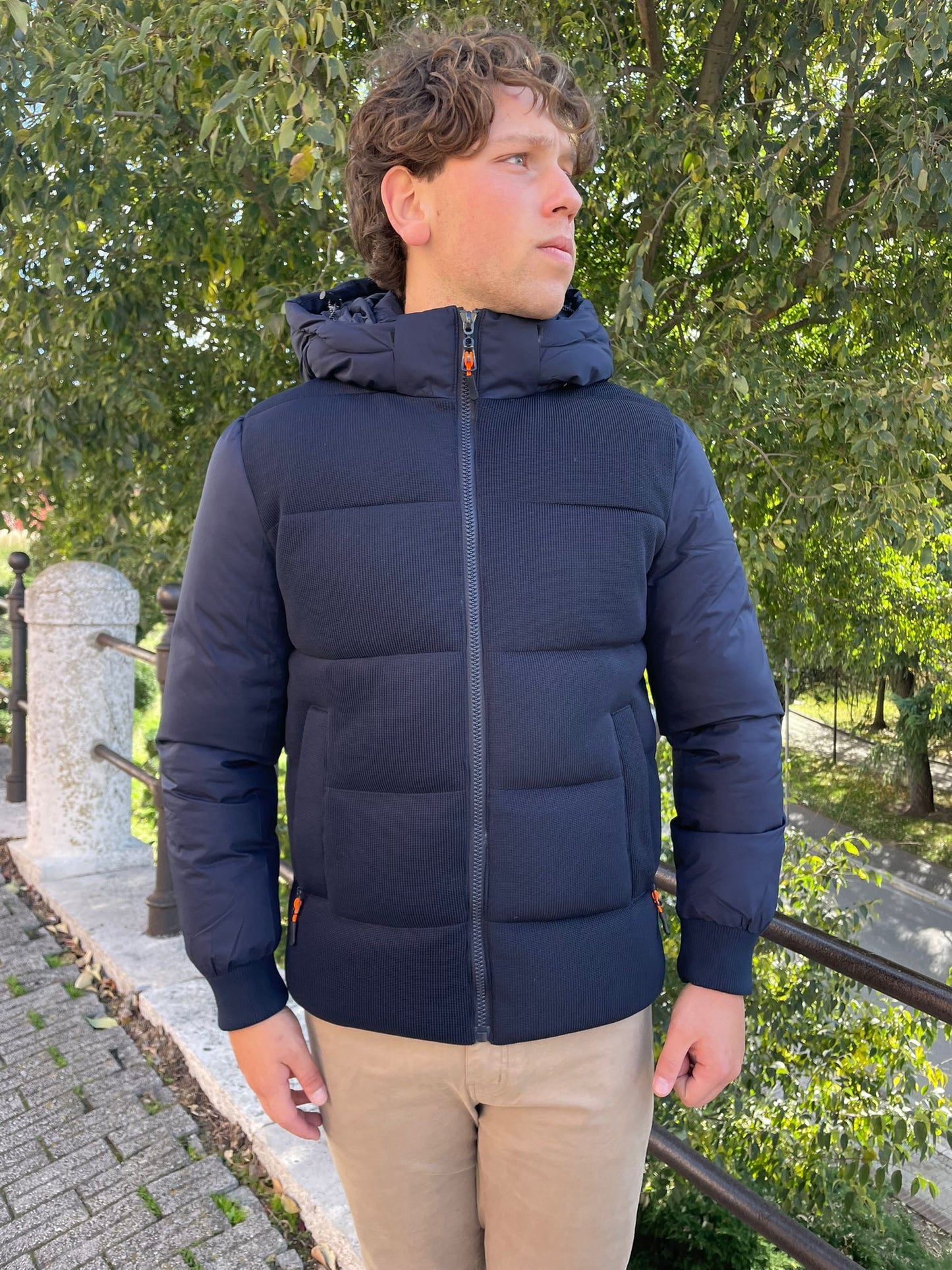 Giubbotto uomo imbottito in piumino e tessuto tecnico