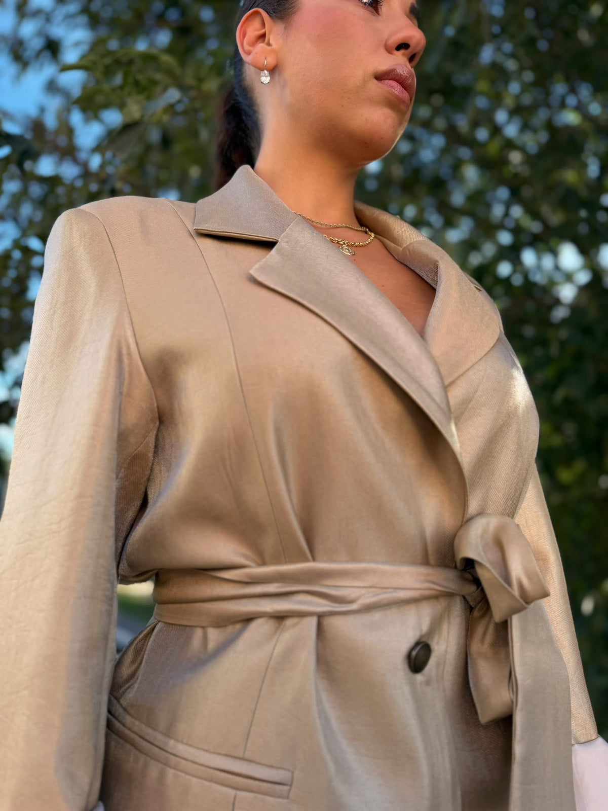 COMPLETO DONNA ORO – GIACCA CON CINTURA E PANTALONE CARROT