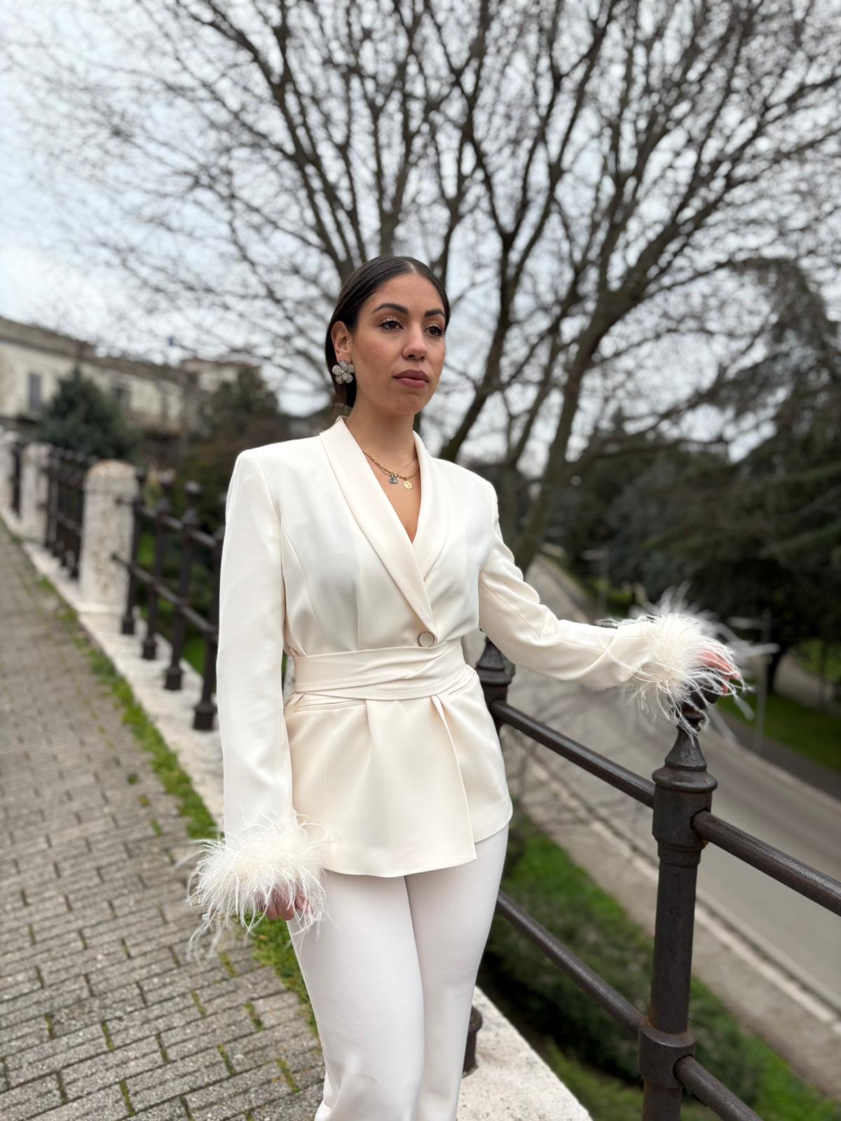 Completo Donna Giacca con Cintura e Boa – Pantalone Palazzo