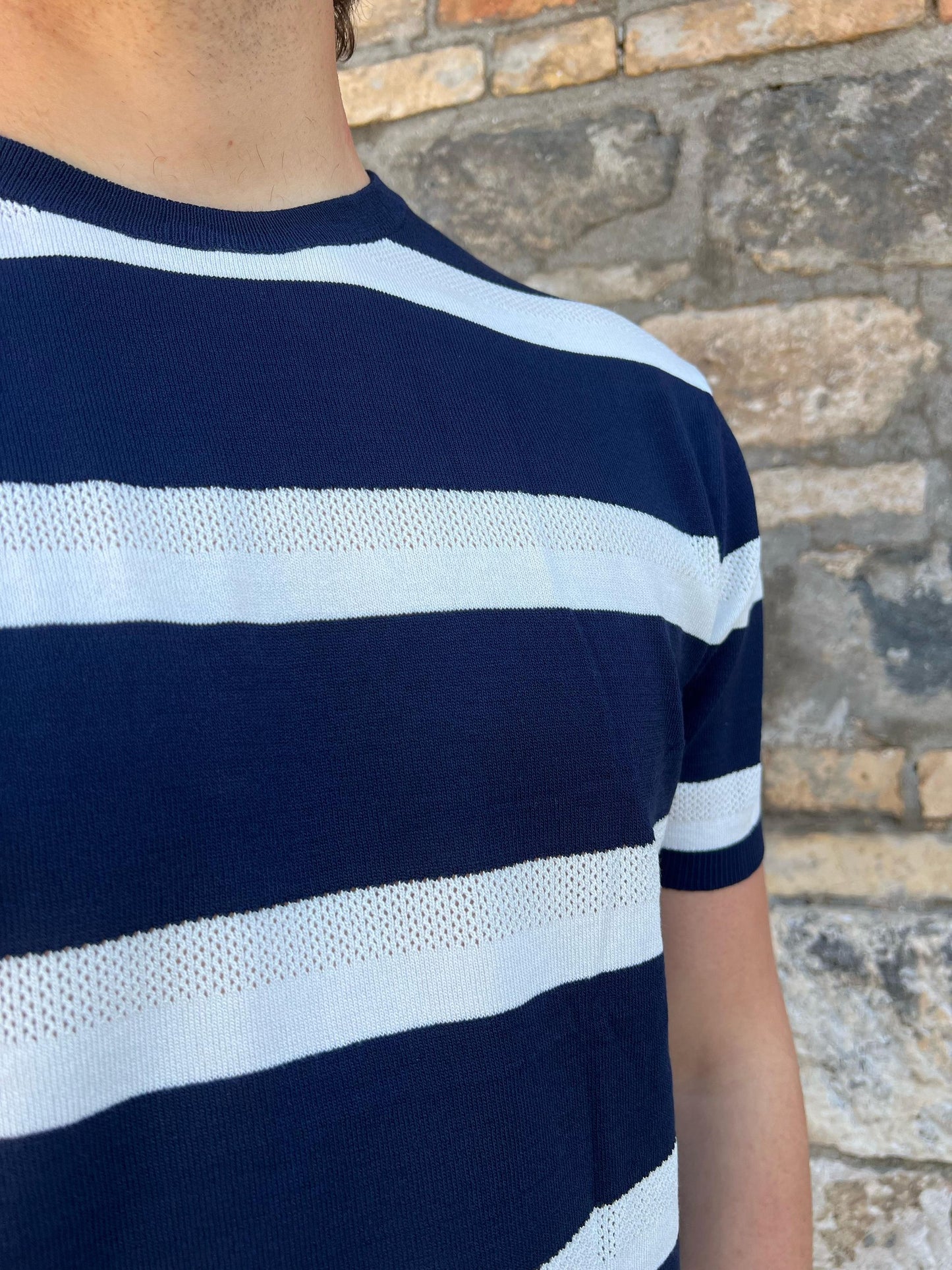 Maglia Girocollo Rigata Uomo Traforata – Stile e Freschezza Estiva