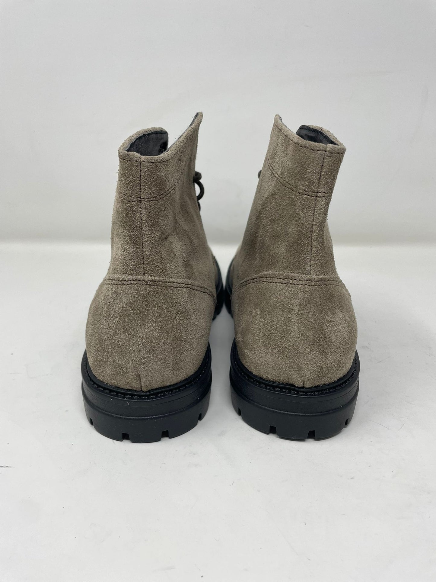 Stivaletto norvegese scamosciata con cucitura ad ago fondo vibram in vera pelle