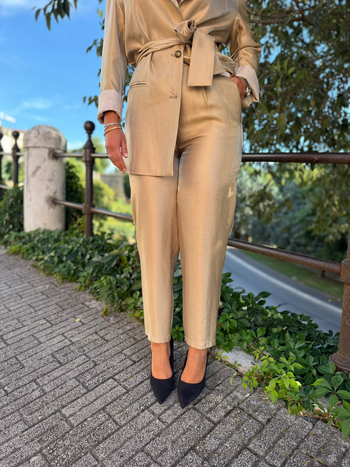 COMPLETO DONNA ORO – GIACCA CON CINTURA E PANTALONE CARROT