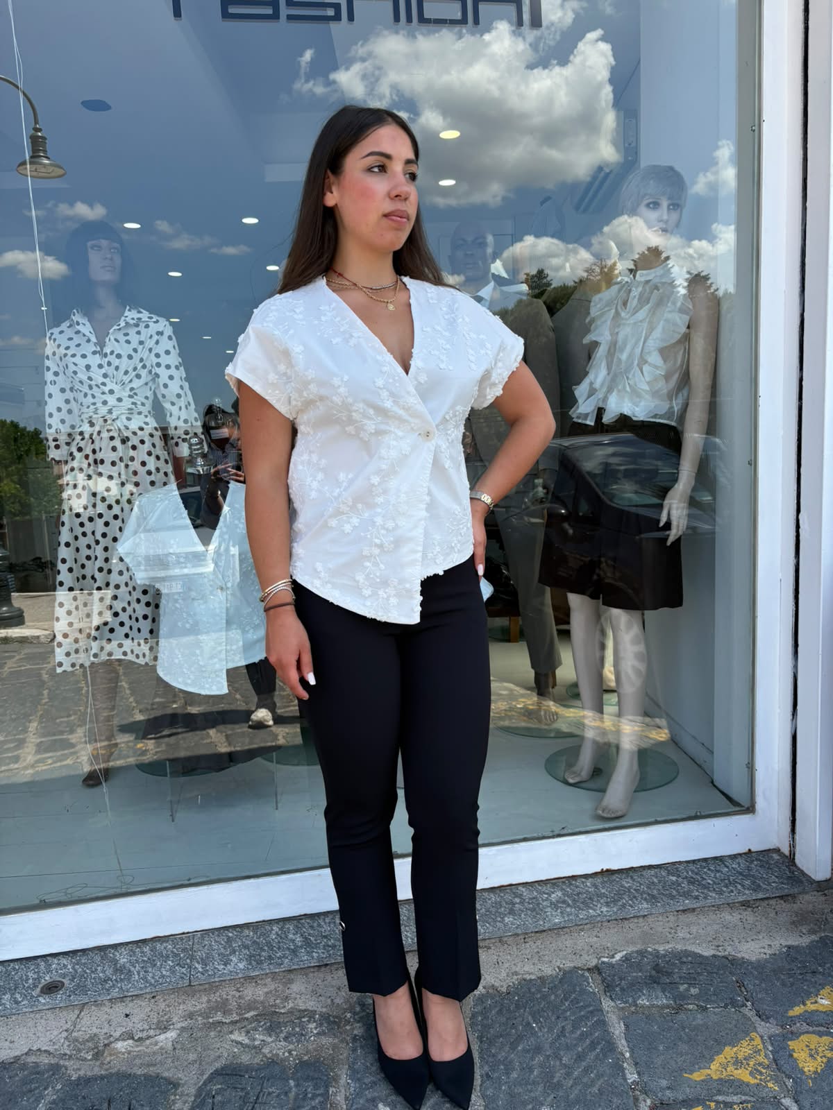 blusa ricamata asimetrica