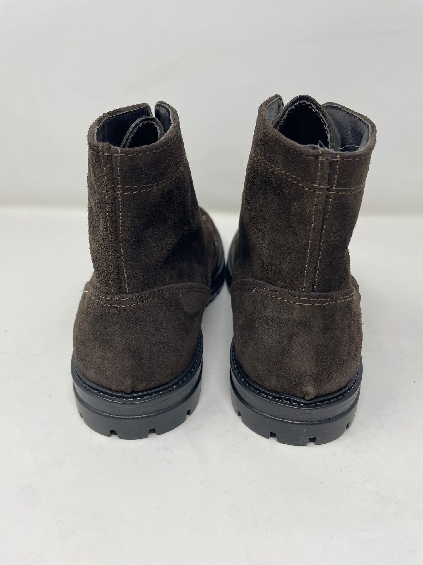 Stivaletto norvegese scamosciata con cucitura ad ago fondo vibram in vera pelle