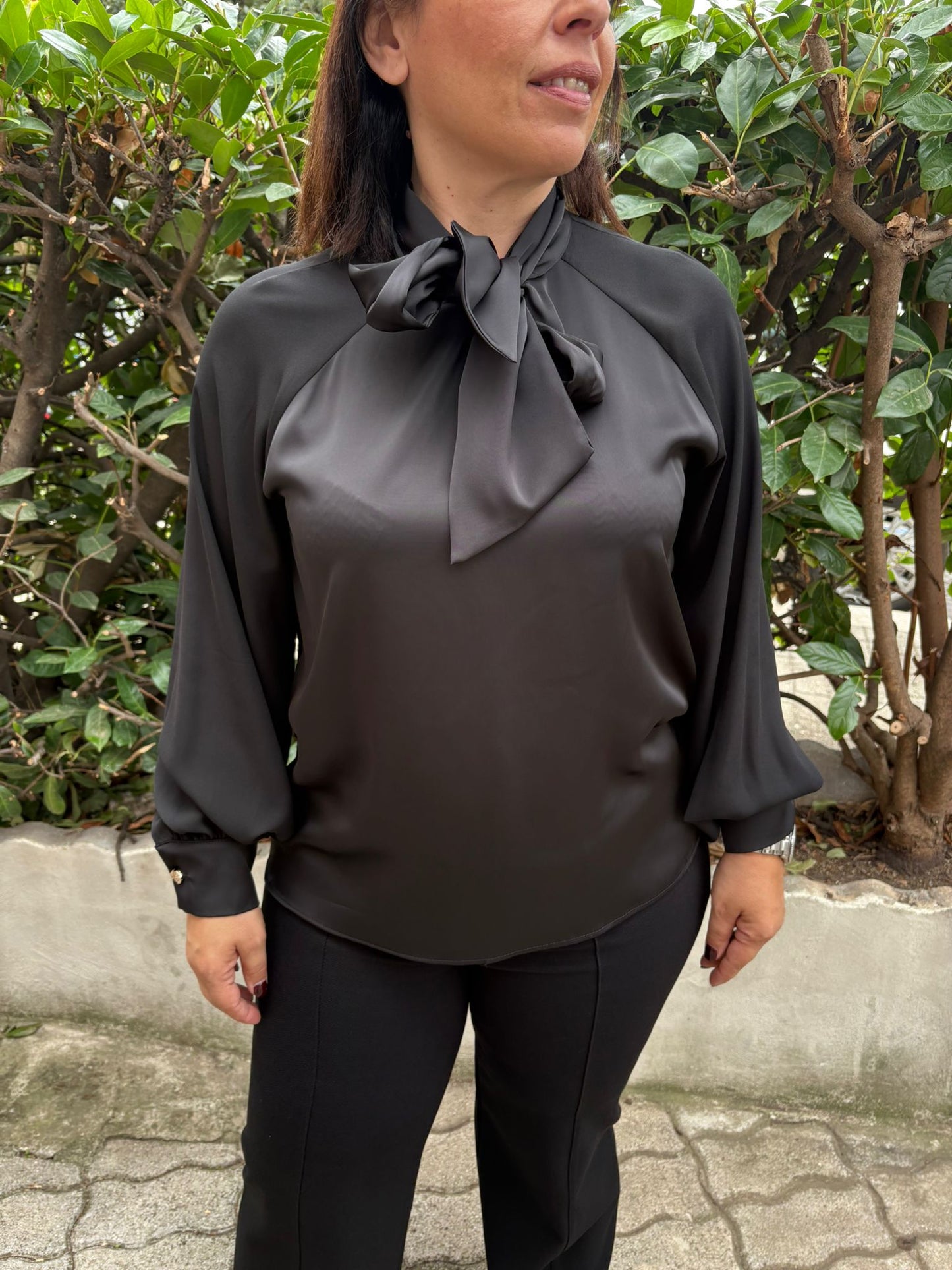 Camicia elegante con fiocco e bottoni gioiello