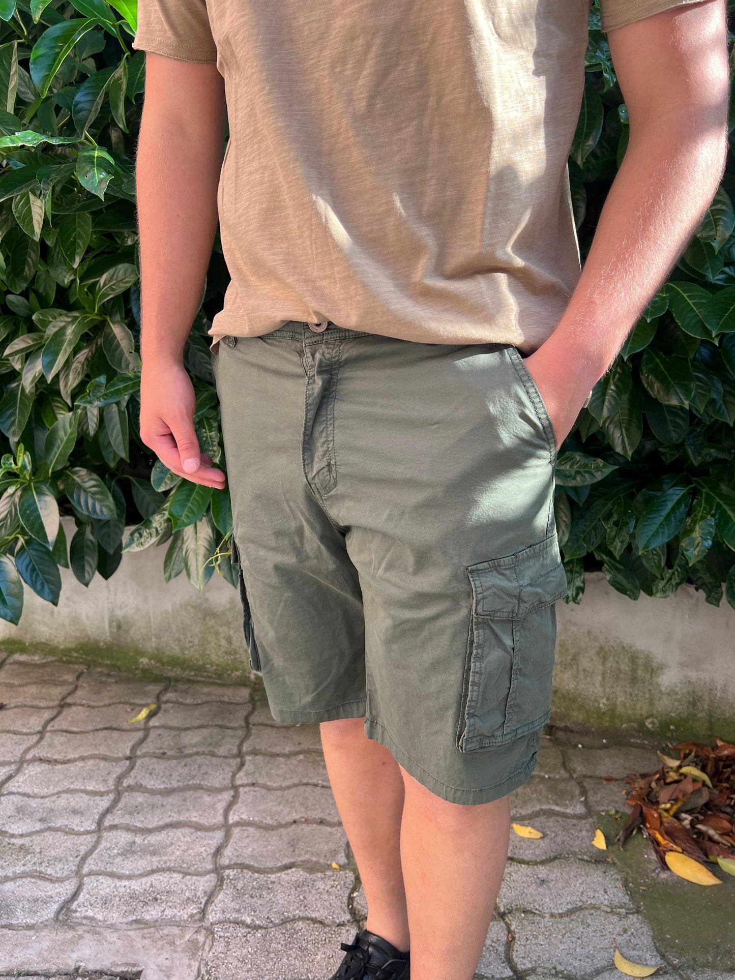 Bermuda Cargo da Uomo con Tasconi – Praticità e Stile Casual-Militare