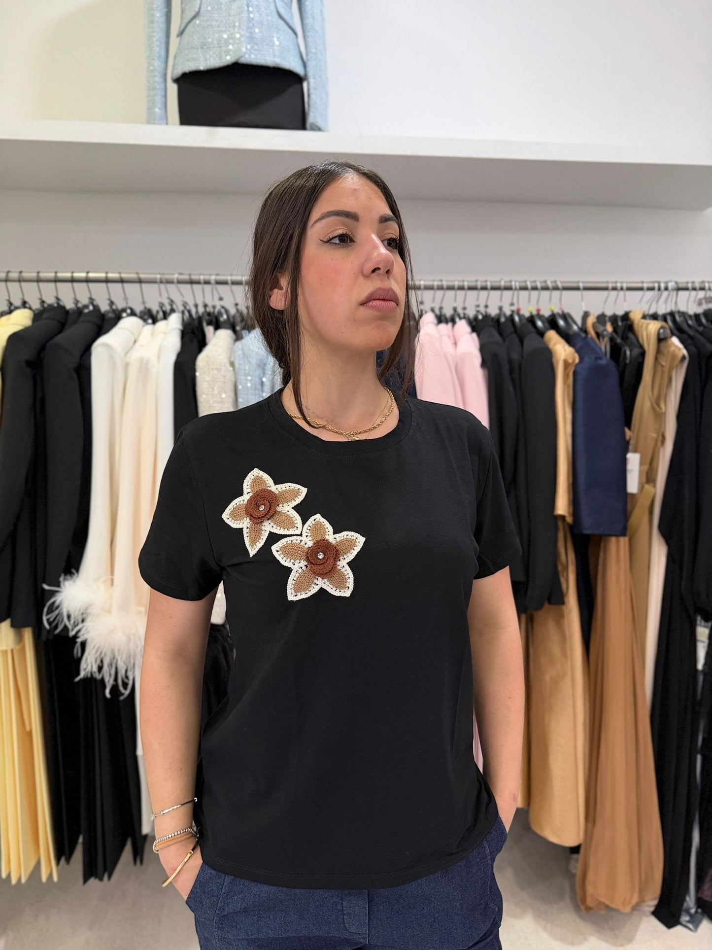 T-Shirt Donna con Fiori all’Uncinetto