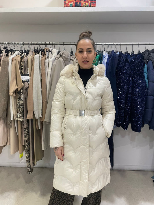 piumino lungo cintura con cappuccio pelliccia