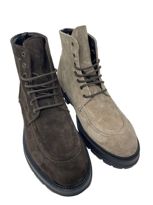 Stivaletto norvegese scamosciata con cucitura ad ago fondo vibram in vera pelle