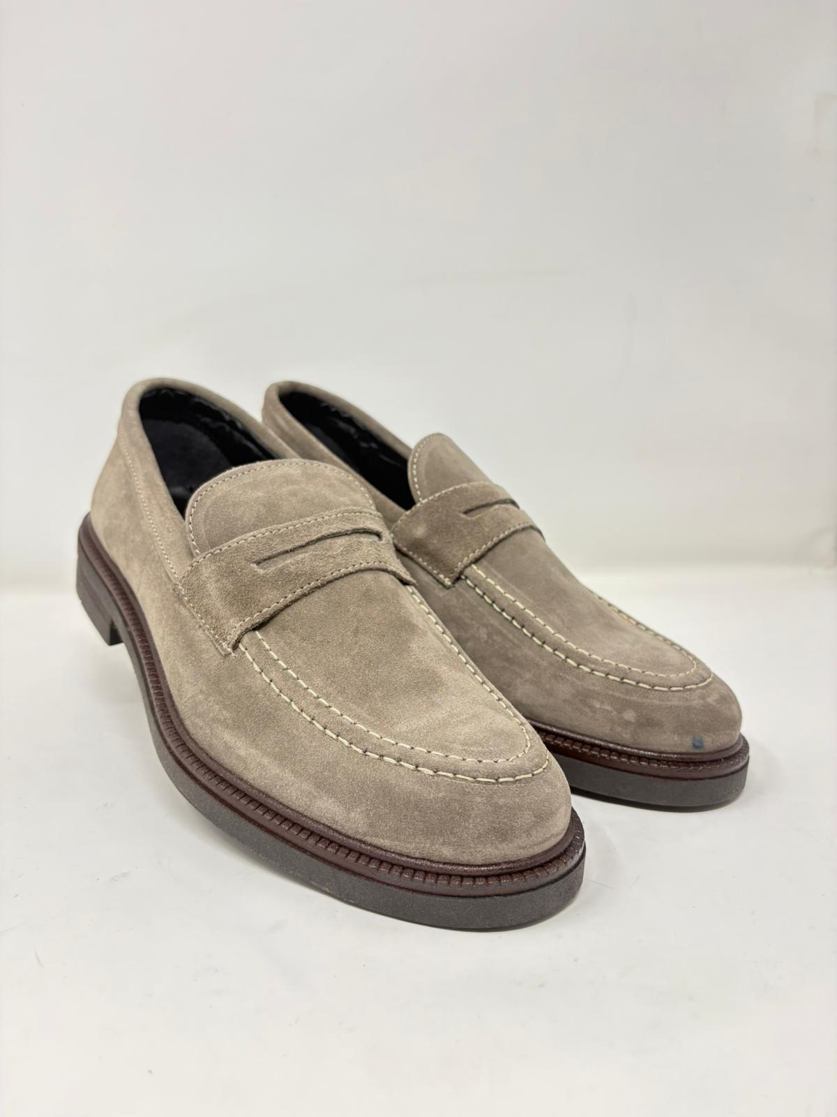 Mocassino College in Pelle Scamosciata con Fondo Vibram – Made in Italy