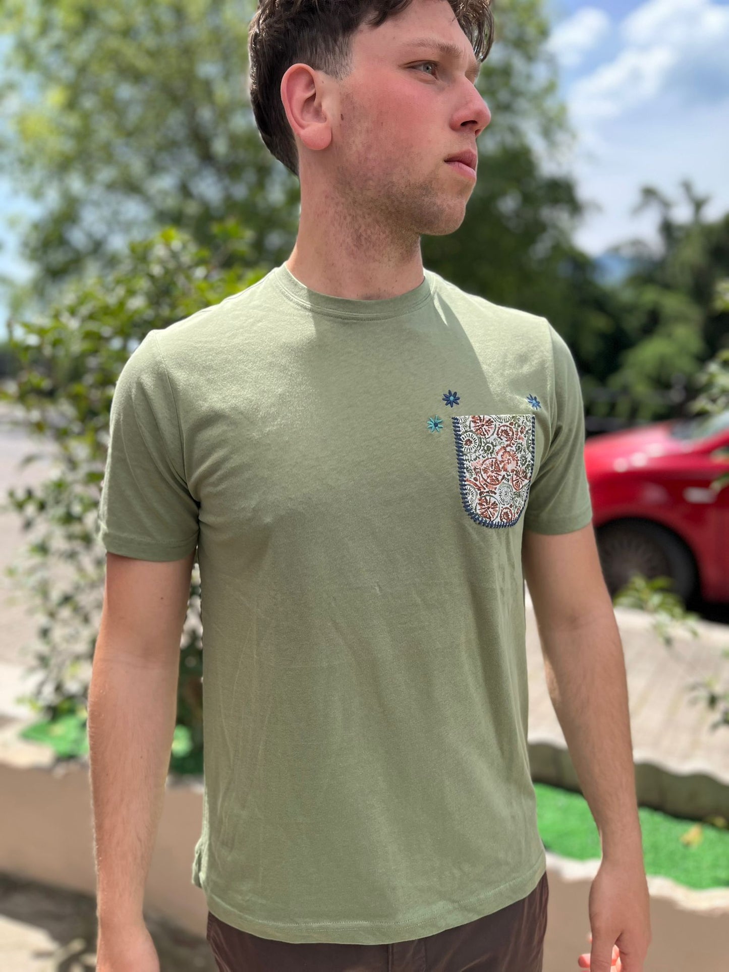T-Shirt con Taschino a Fiori – Uomo