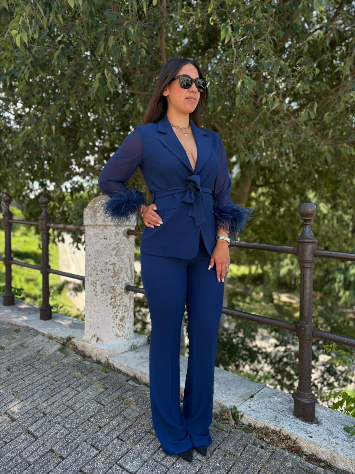 Completo Donna con Maniche Volant e Piume