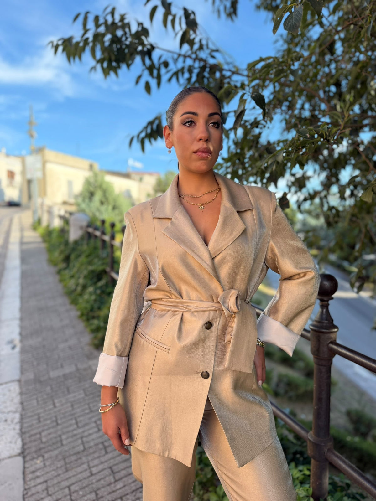 COMPLETO DONNA ORO – GIACCA CON CINTURA E PANTALONE CARROT