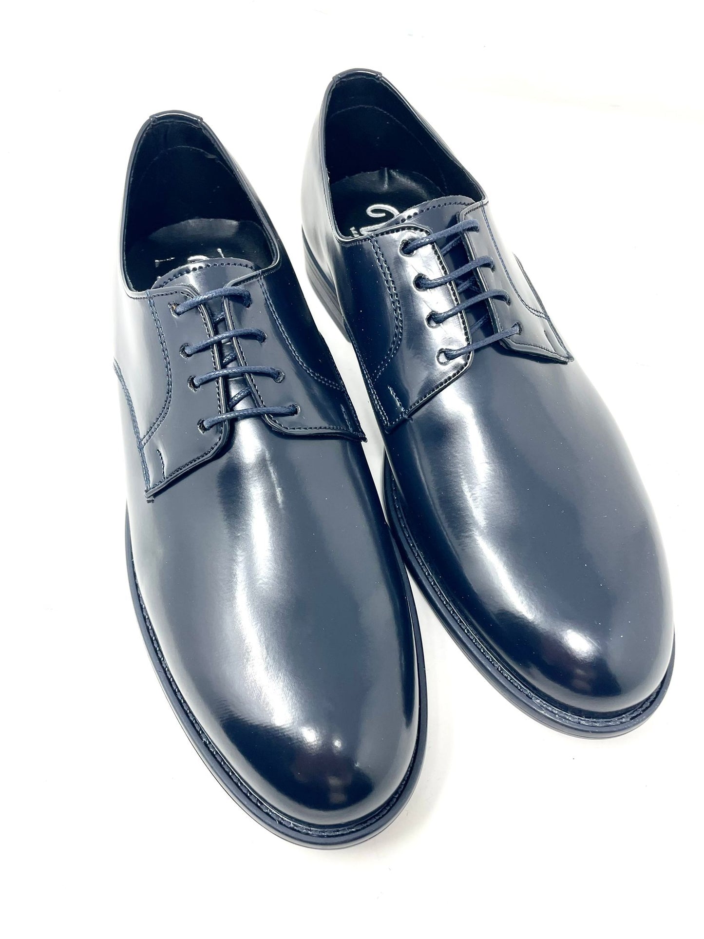 Scarpa Stringata in pelle abrasivata con fondo gomma made in italy