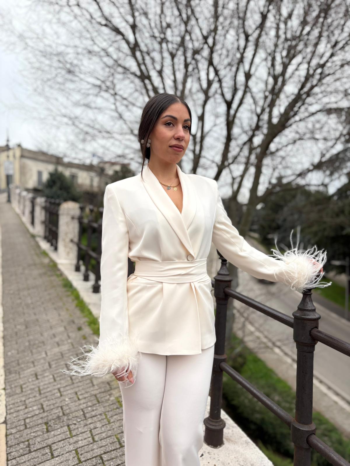 Completo Donna Giacca con Cintura e Boa – Pantalone Palazzo