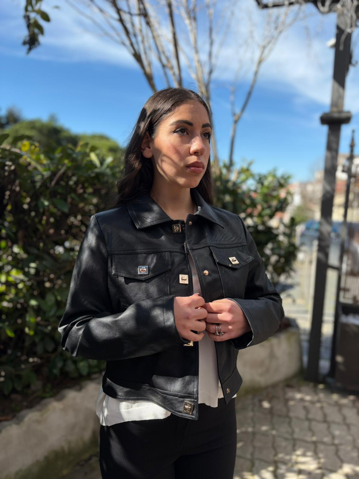 Giacca Donna in Eco Pelle con Rivetti Oro – Modello Camicia, Foderata