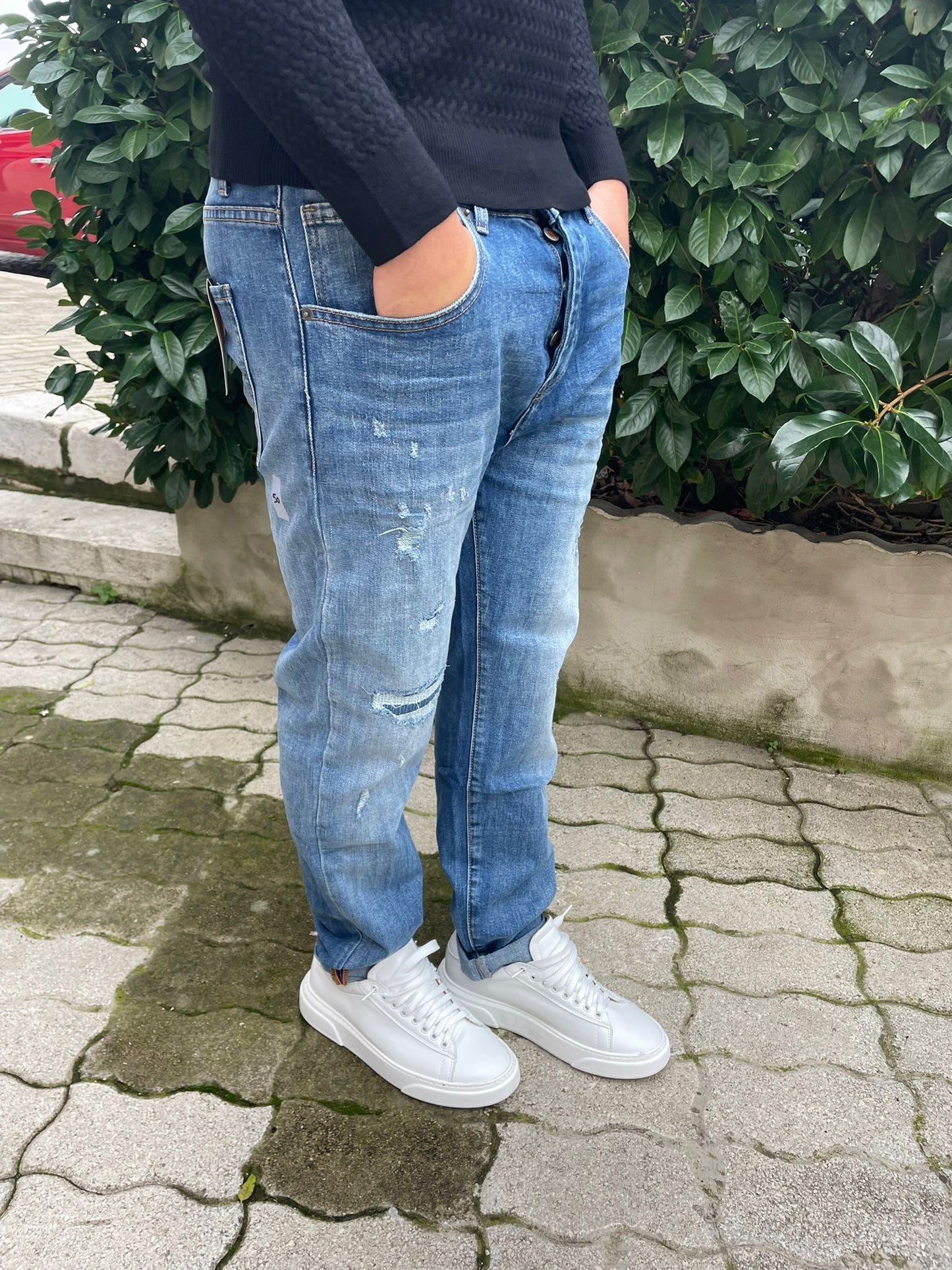 jeans chiaro con strappi