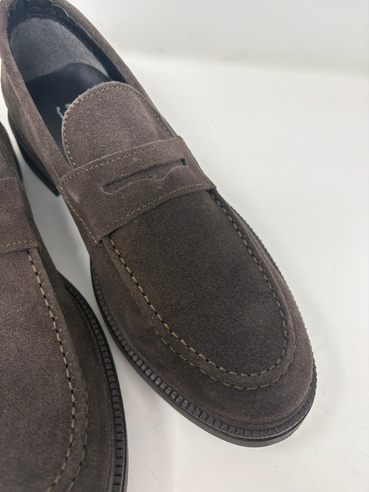 Mocassino College in Pelle Scamosciata con Fondo Vibram – Made in Italy