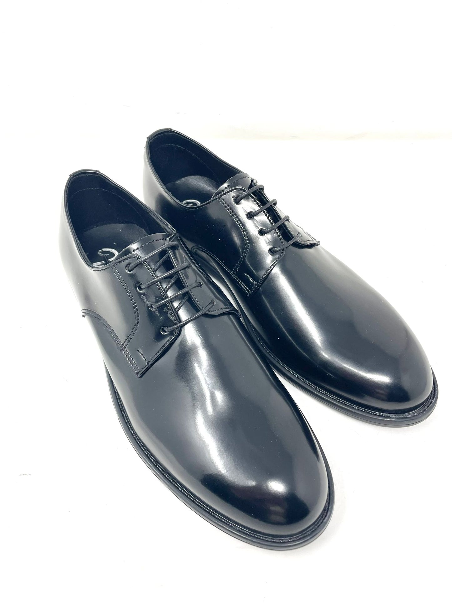 Scarpa Stringata in pelle abrasivata con fondo gomma made in italy