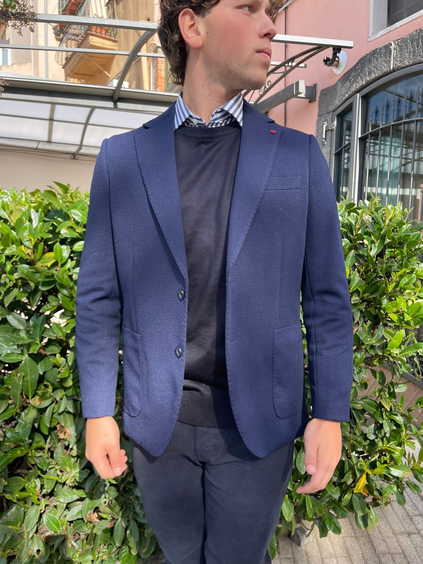 Maglia uomo girocollo sartoriale realizzata con filato pregiato composto all’80% da lana.