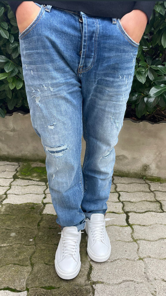 jeans chiaro con strappi