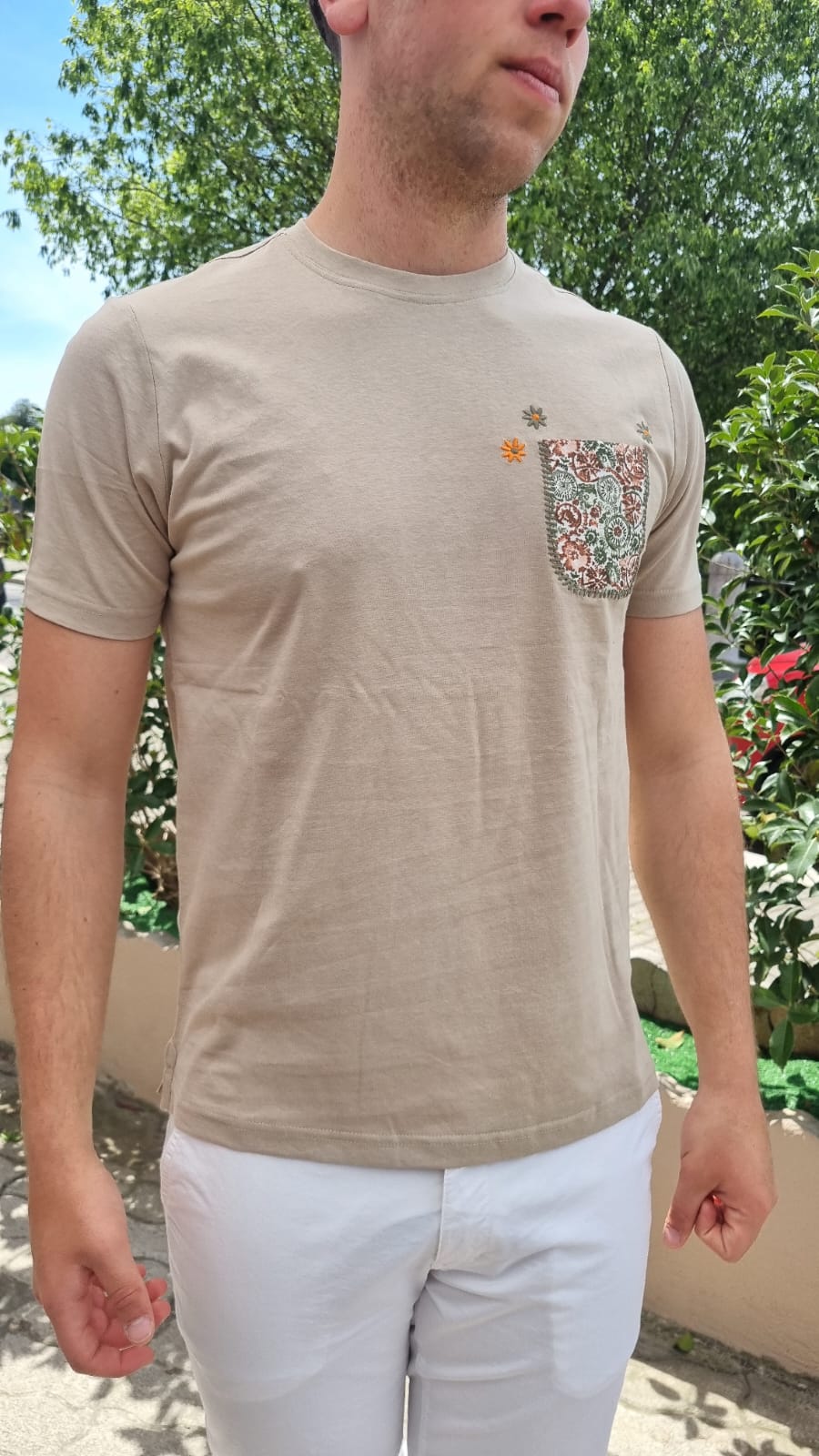 T-Shirt con Taschino a Fiori – Uomo