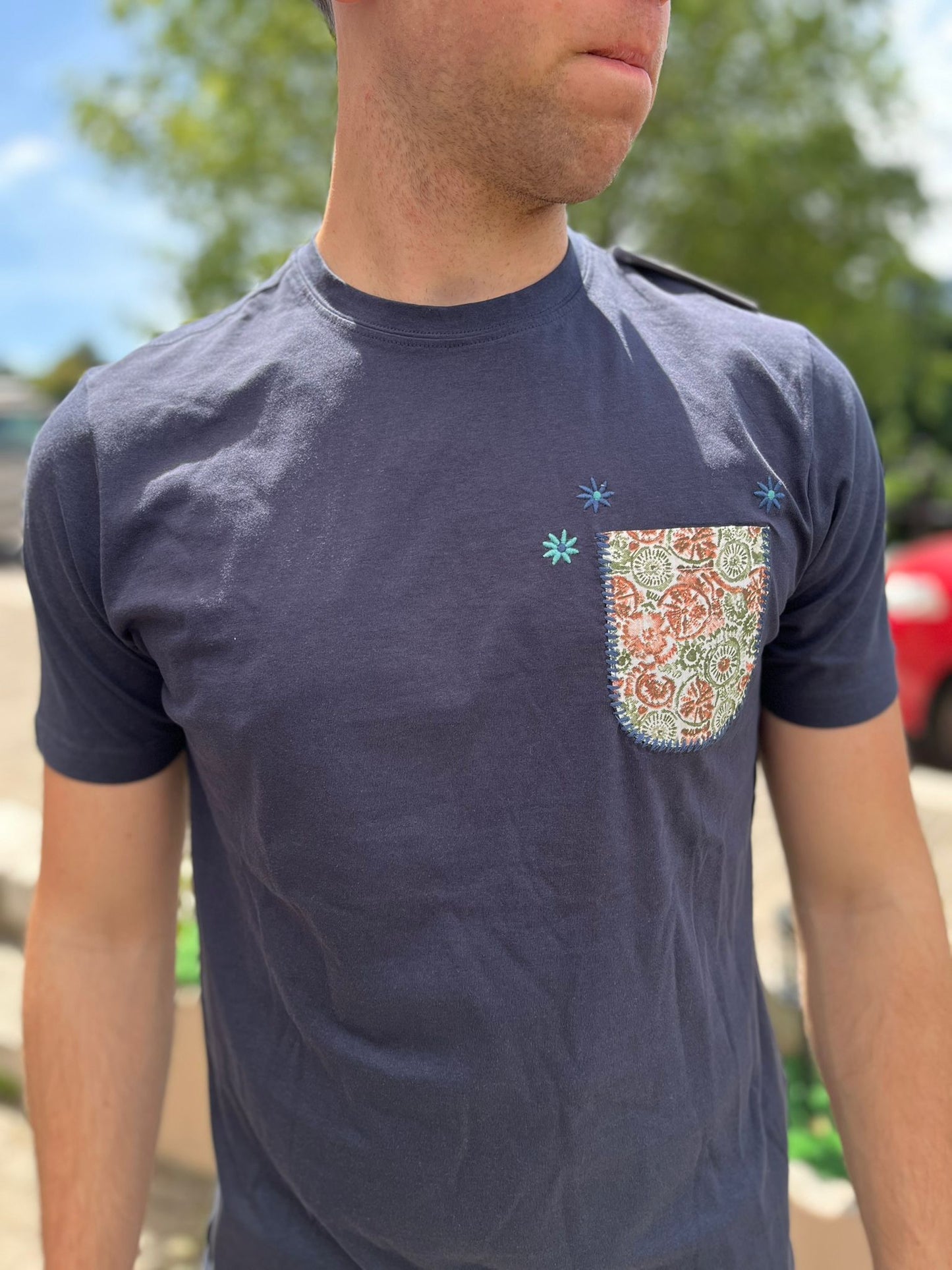 T-Shirt con Taschino a Fiori – Uomo