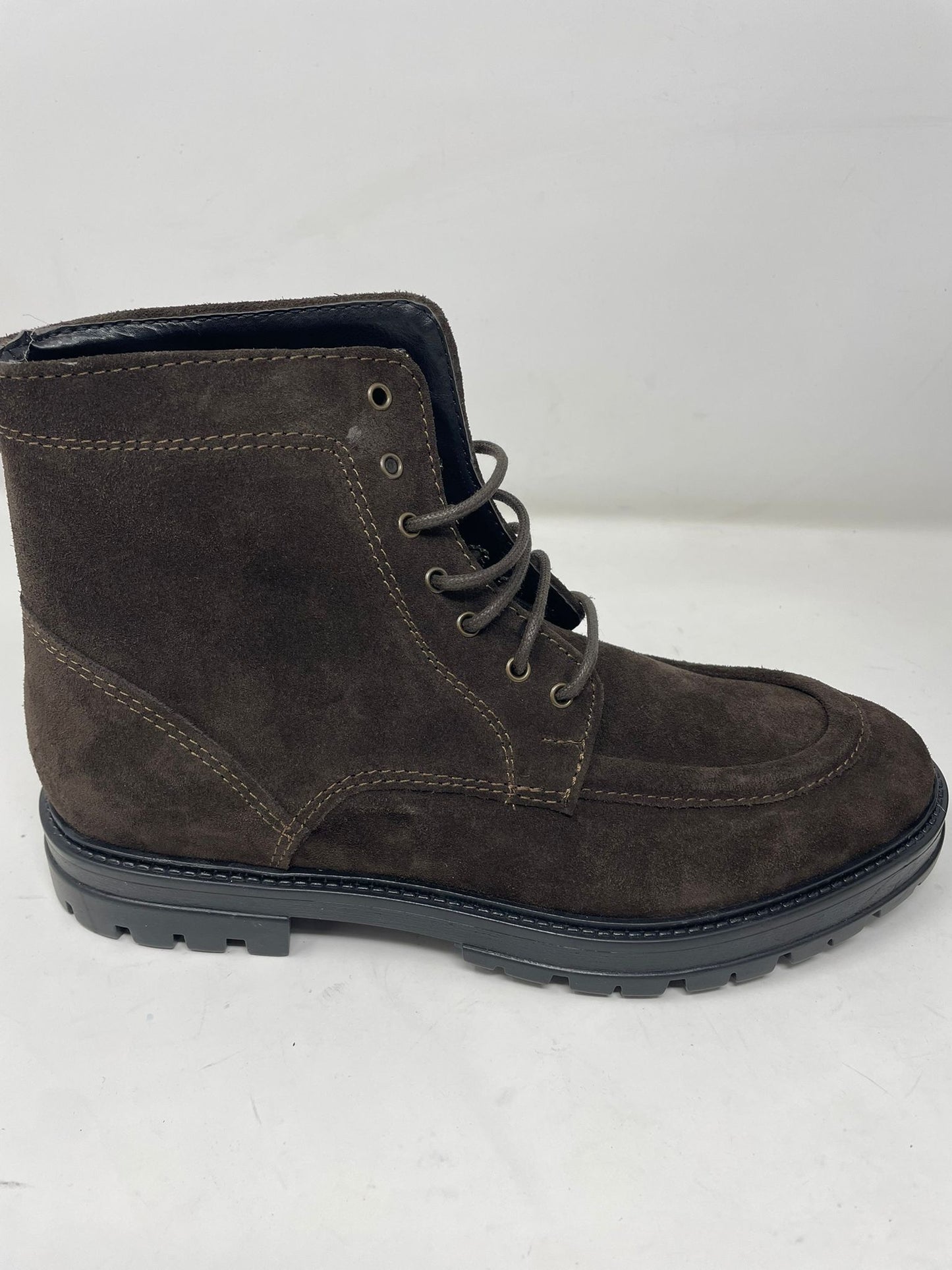 Stivaletto norvegese scamosciata con cucitura ad ago fondo vibram in vera pelle