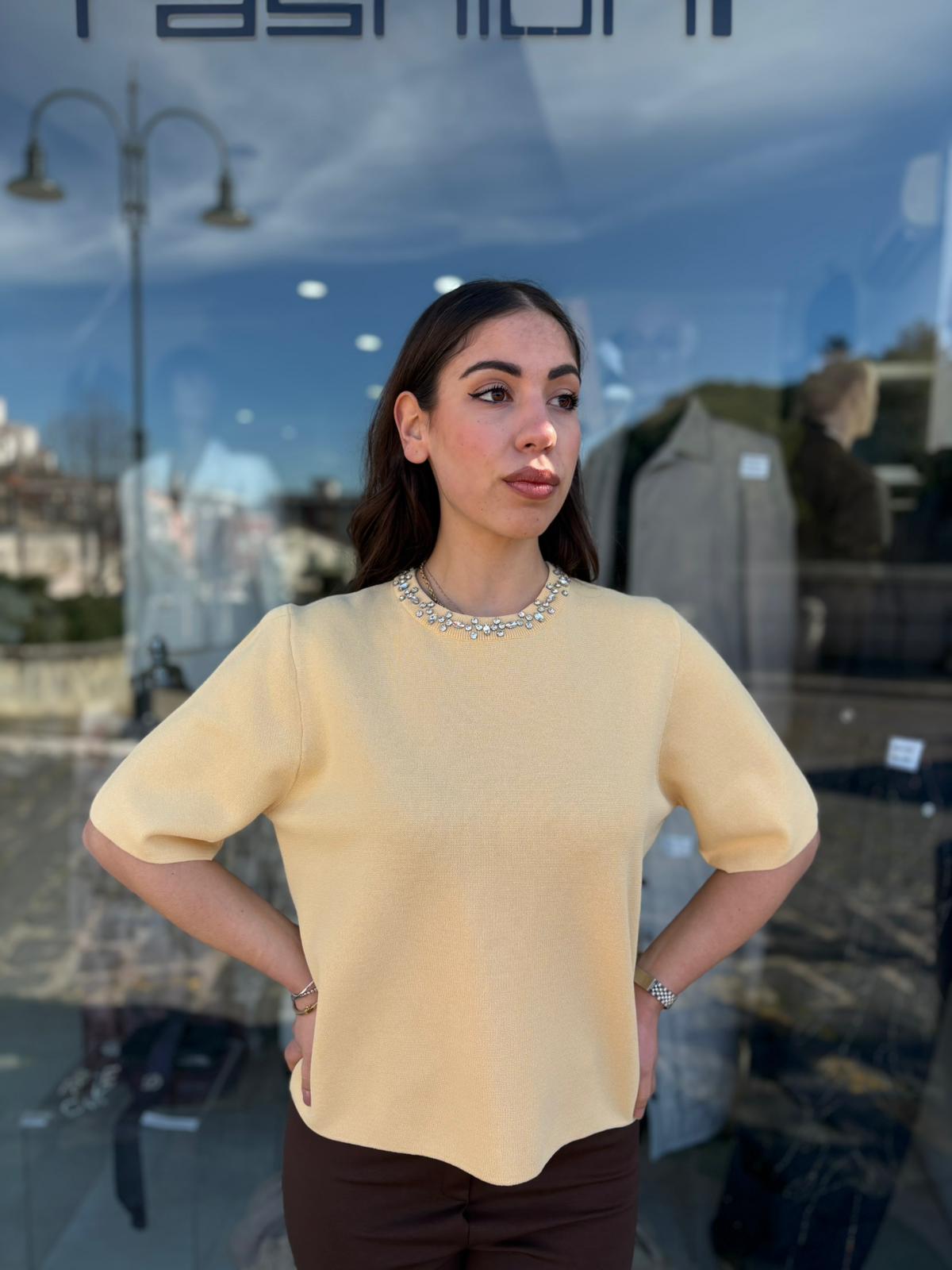 Maglia con apllicazioni effetto colier Mezza Manica – Donna