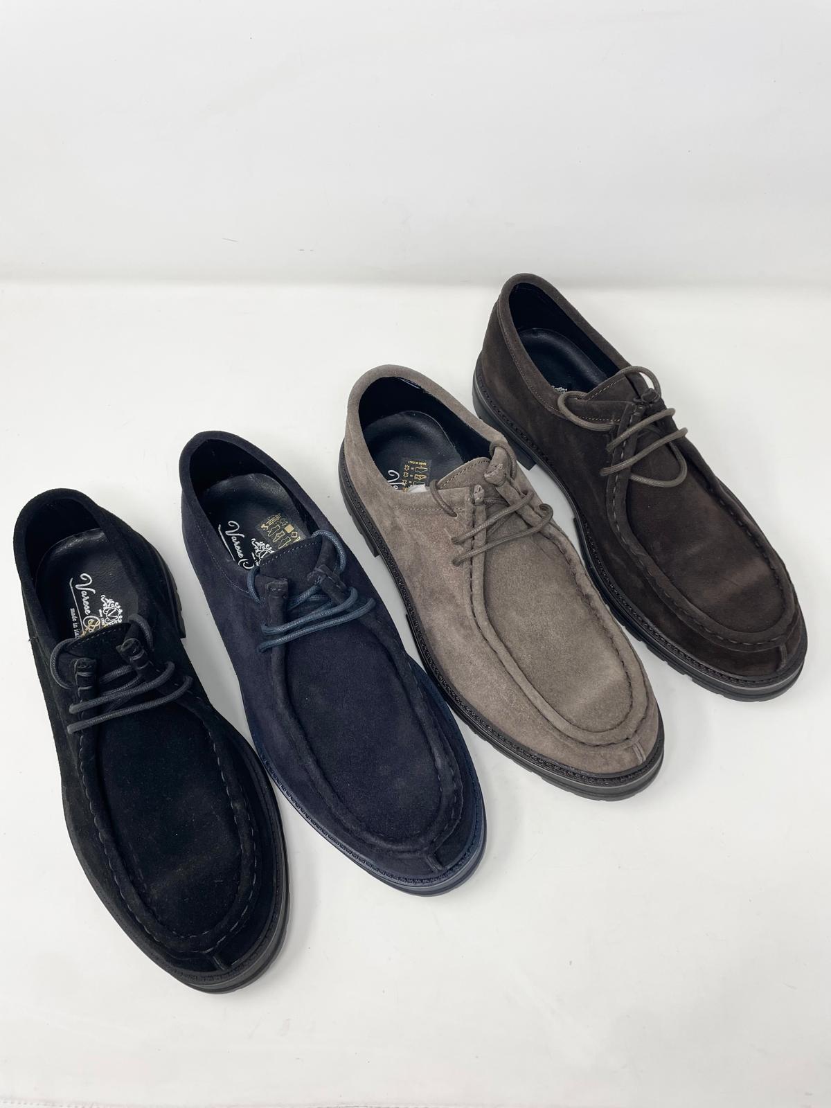 Scarpa modello ingegnere cucita a mano in vera pelle scamosciata