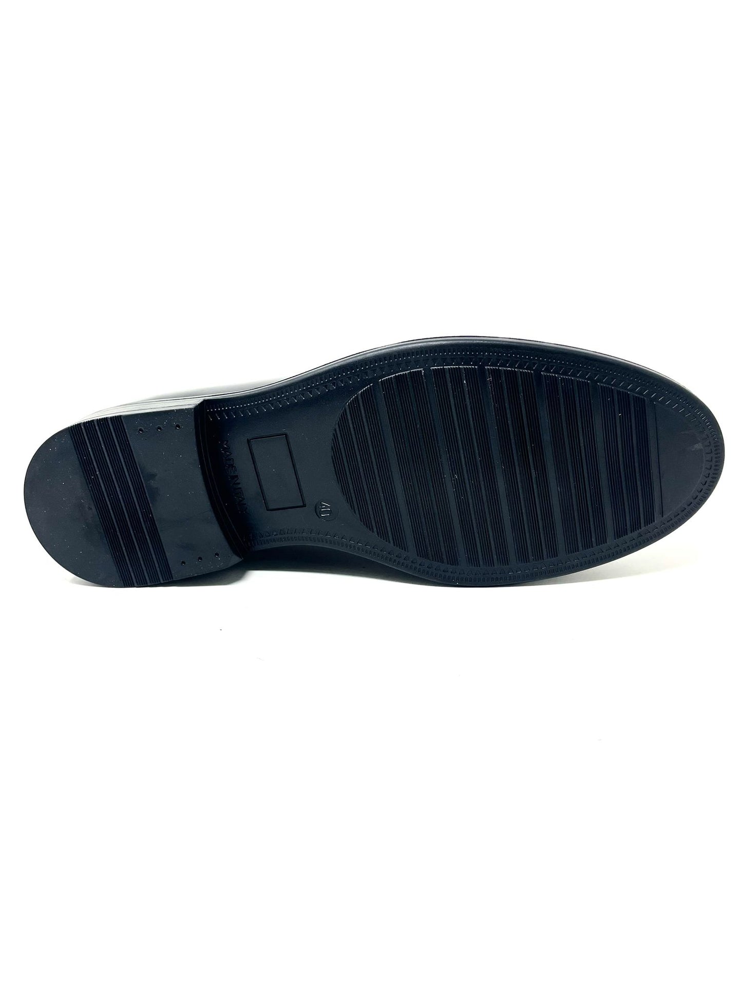 Tassel moccasin in abraivated leather with light rubber sole 