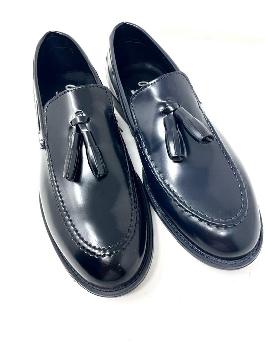 Tassel moccasin in abraivated leather with light rubber sole 