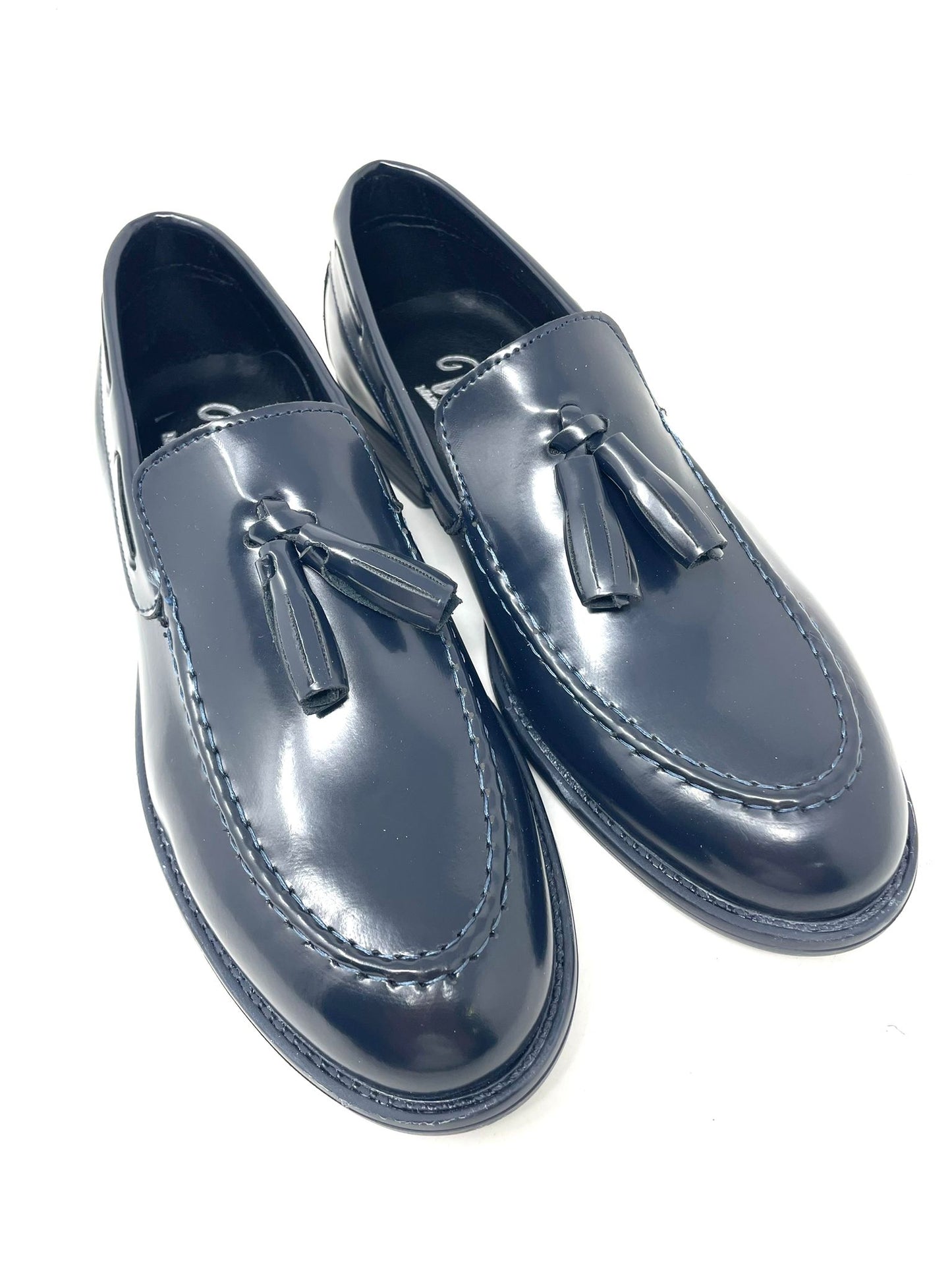 Tassel moccasin in abraivated leather with light rubber sole 