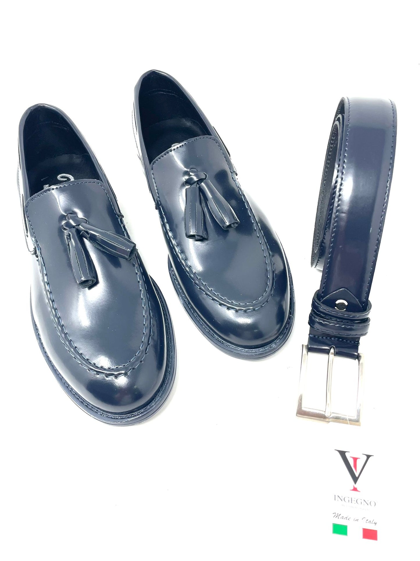 Tassel moccasin in abraivated leather with light rubber sole 