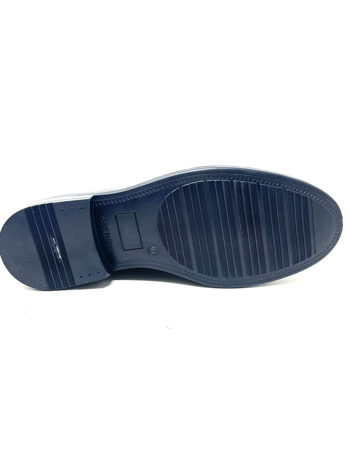 Tassel moccasin in abraivated leather with light rubber sole 