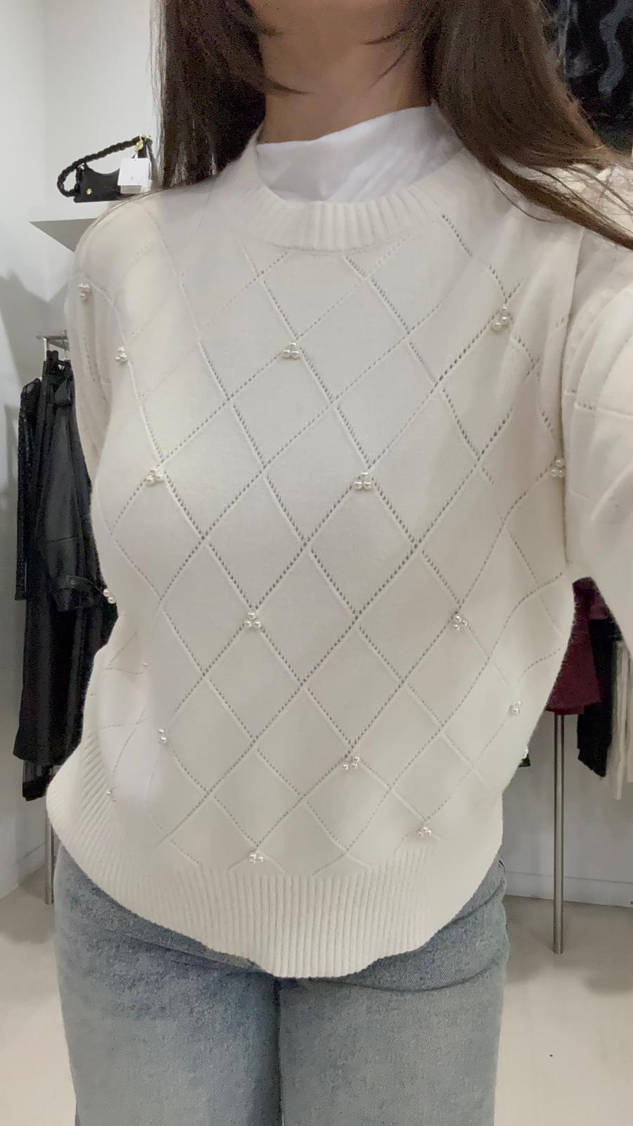 Maglia con ricami a rombi e perle