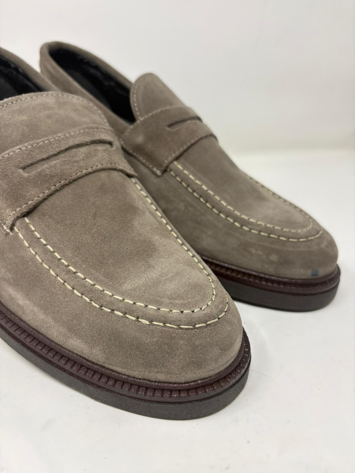 Mocassino College in Pelle Scamosciata con Fondo Vibram – Made in Italy