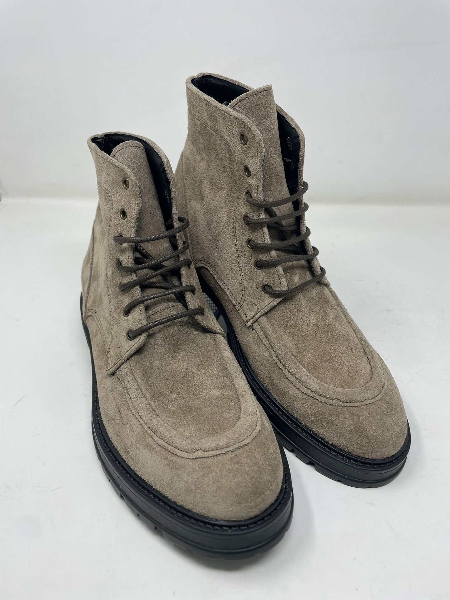 Stivaletto norvegese scamosciata con cucitura ad ago fondo vibram in vera pelle