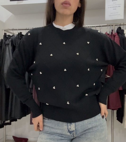 Maglia con ricami a rombi e perle