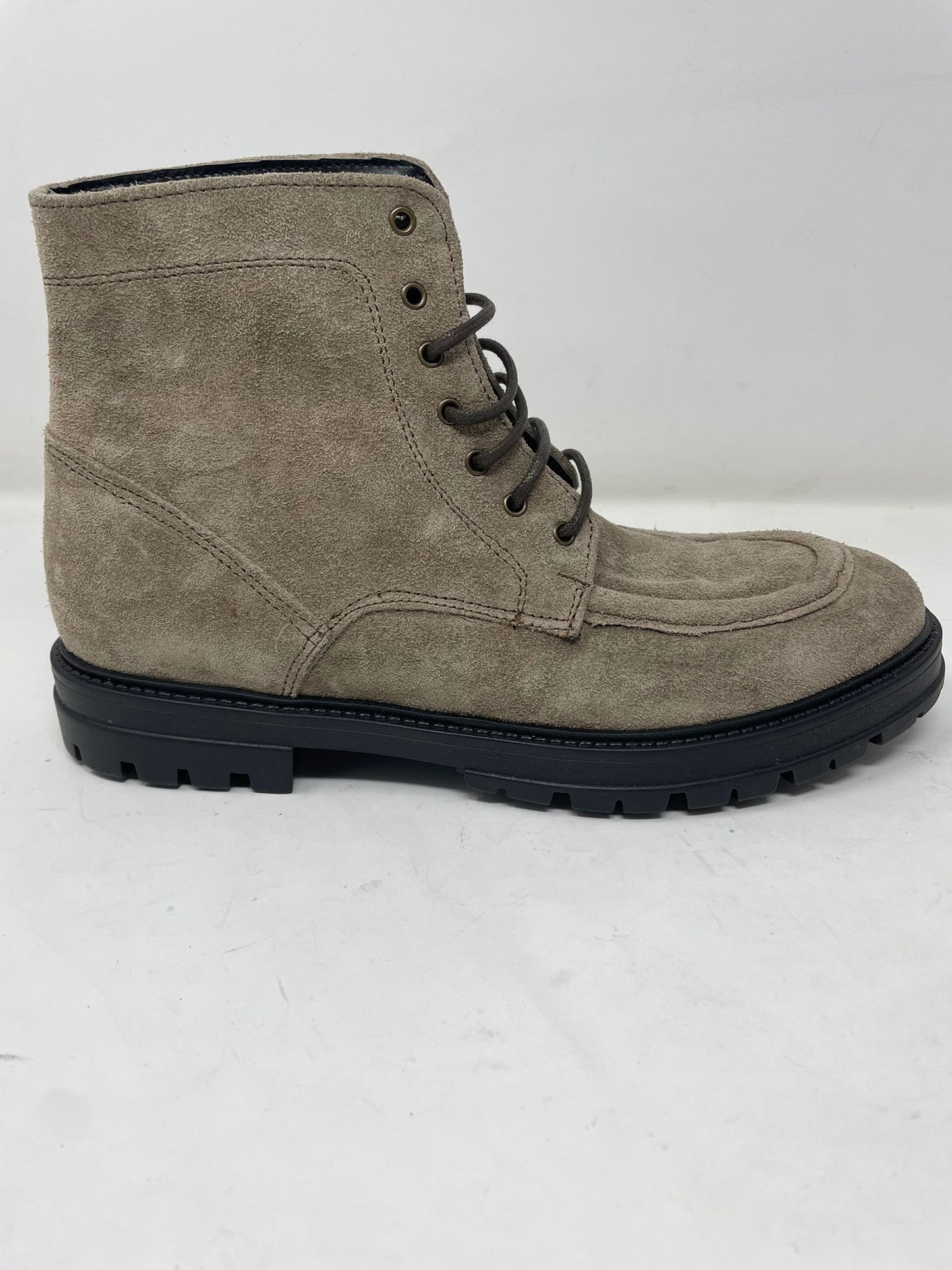 Stivaletto norvegese scamosciata con cucitura ad ago fondo vibram in vera pelle