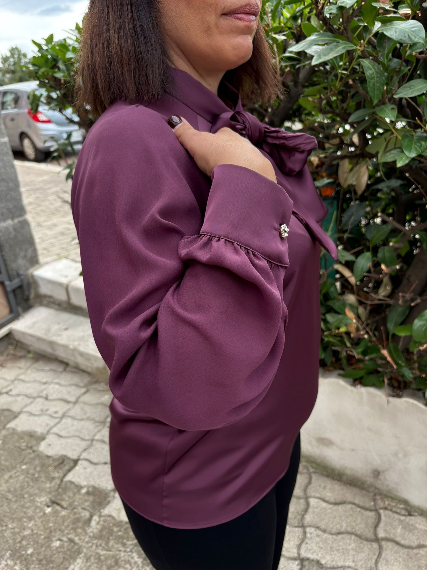 Camicia elegante con fiocco e bottoni gioiello