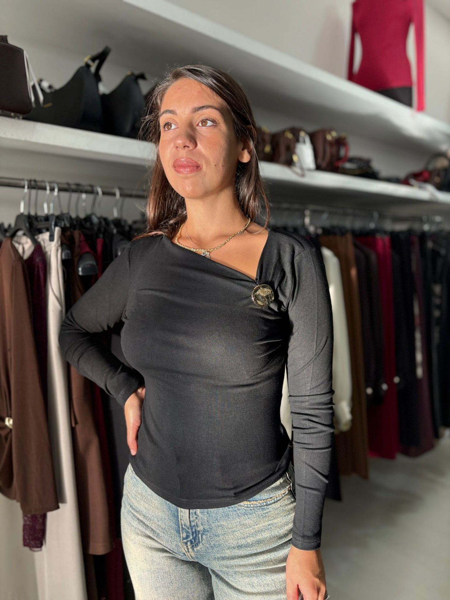 Maglia scollo asimmetrico