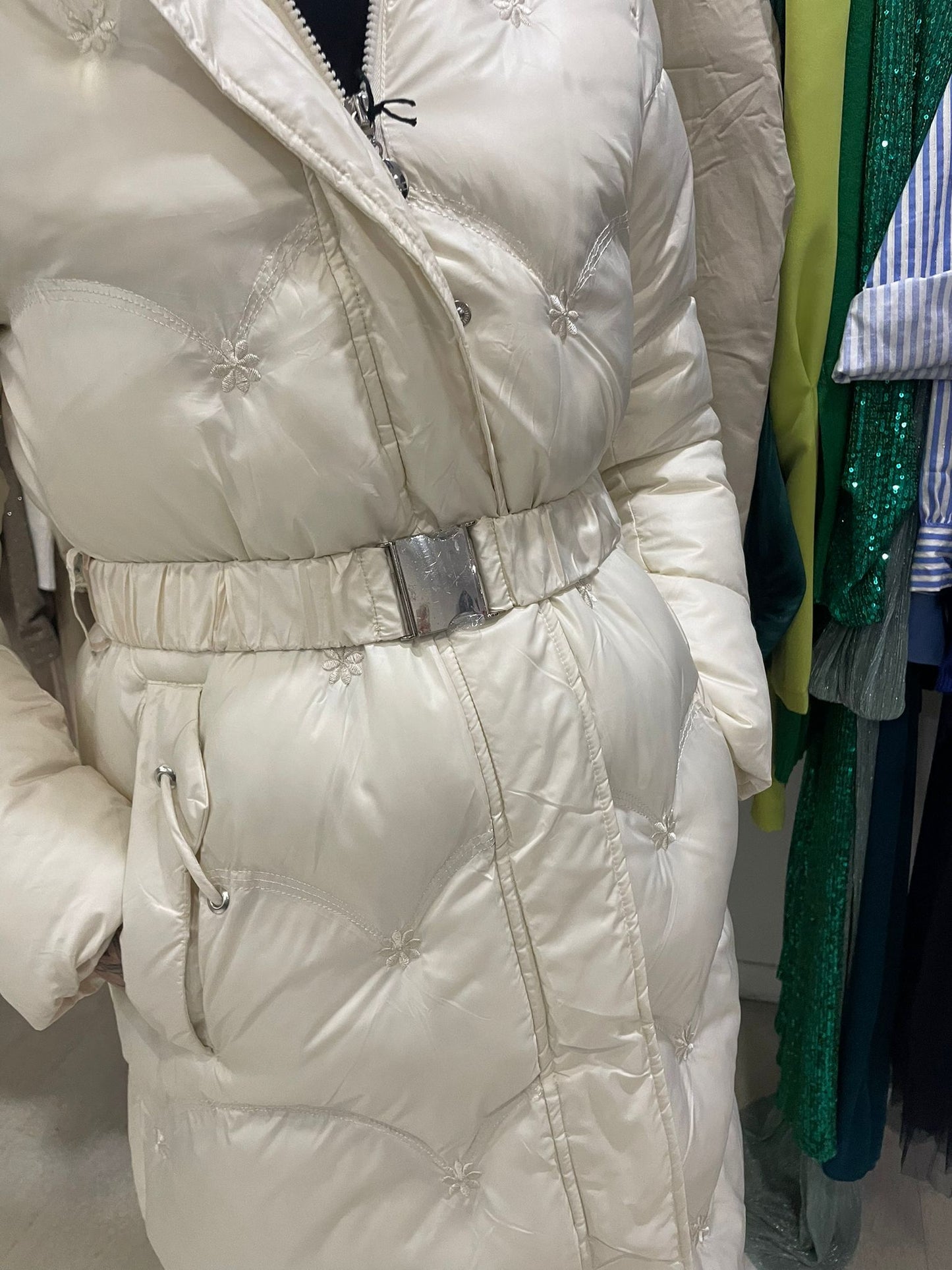 piumino lungo cintura con cappuccio pelliccia