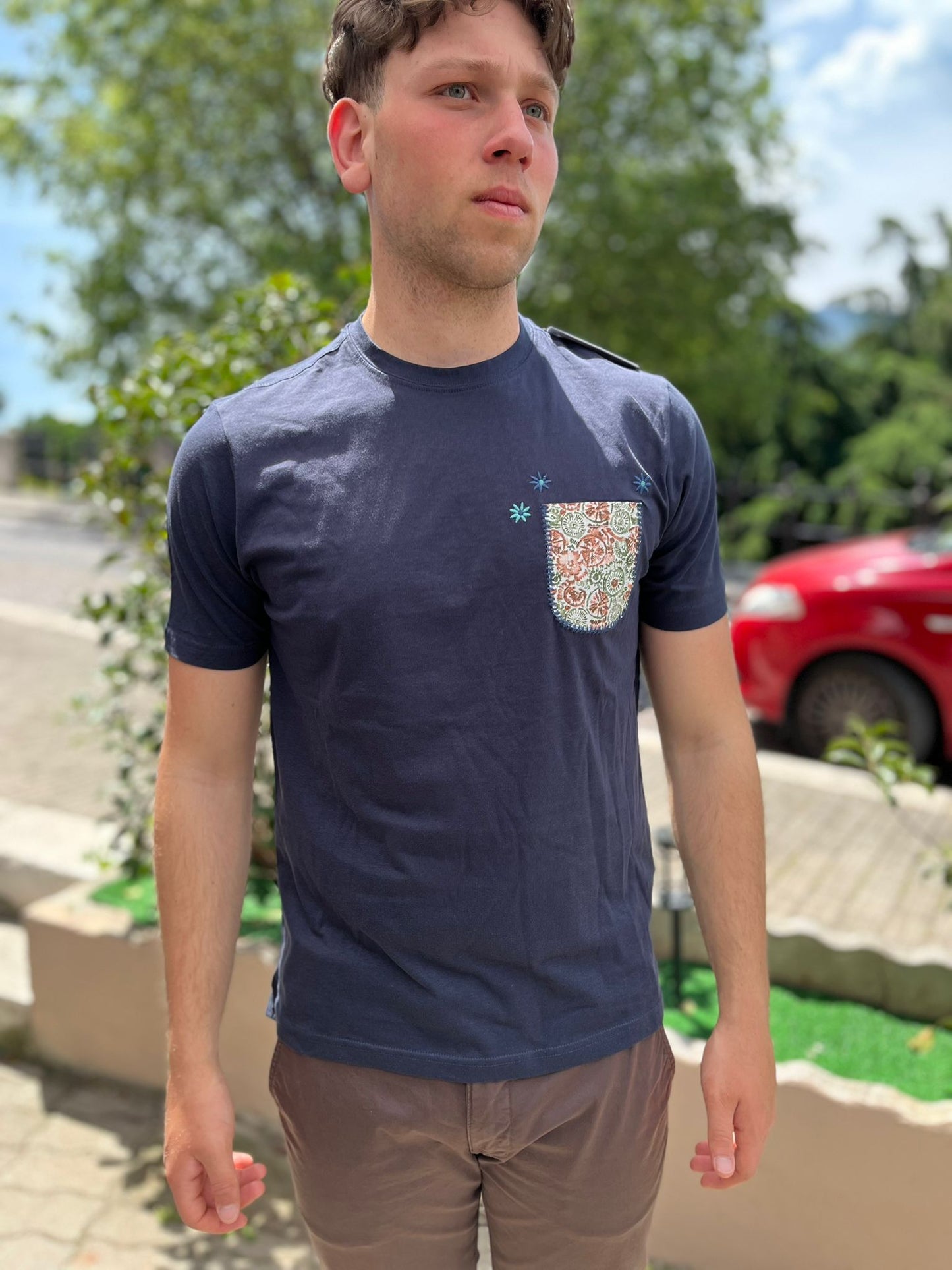 T-Shirt con Taschino a Fiori – Uomo