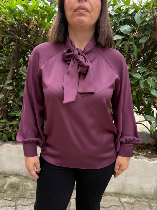Camicia elegante con fiocco e bottoni gioiello