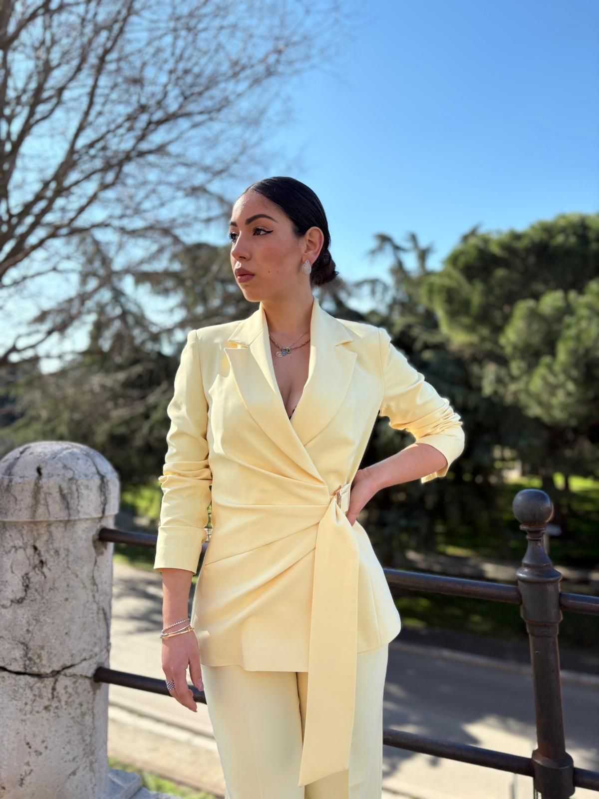 Giacca con Fusciacca e Fibbia – Donna