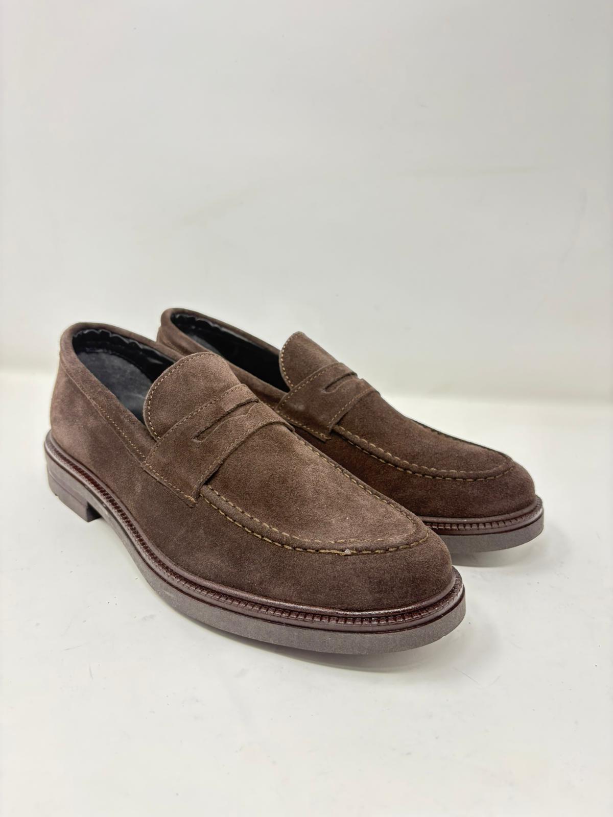 Mocassino College in Pelle Scamosciata con Fondo Vibram – Made in Italy